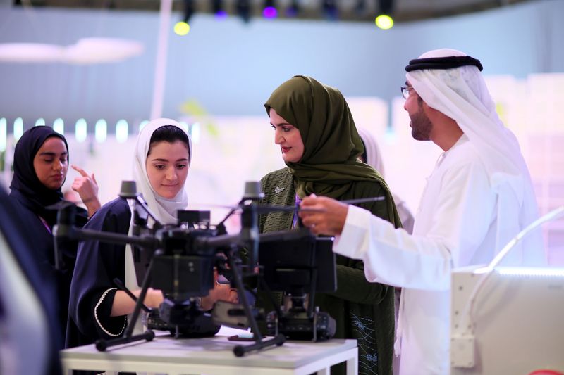 Deze afbeelding heeft een leeg alt-atribuut; de bestandsnaam is woman-gather-at-the-global-womens-forum-dubai-2020-to-celebrate-and-further-encourage-women-in-the-workforce.jpg